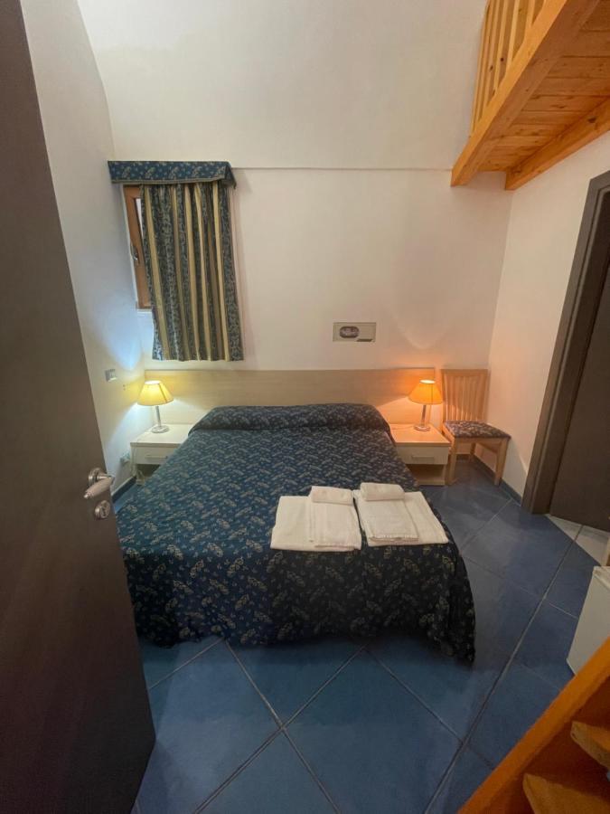 B&B La Terrazza Sul Porto Ponza Bagian luar foto