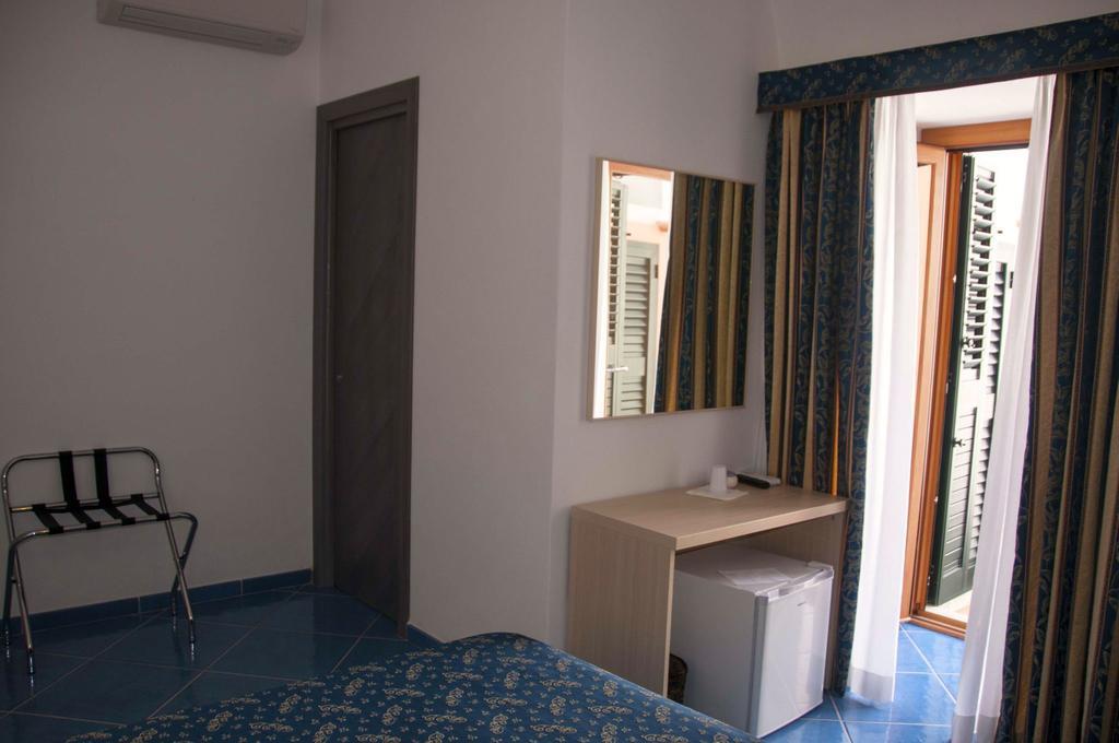 B&B La Terrazza Sul Porto Ponza Bagian luar foto